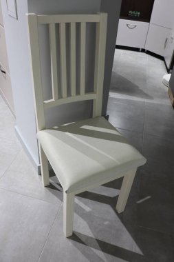 Ayırt edici eğimli bir yapıya sahip yenilikçi bir sandalye, modern bir dokunuşu olduğu her yere aşılıyor.