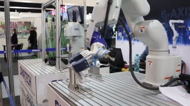 Önemli bir endüstriyel sergi etkinliğinde gelişmiş bir yüksek teknolojili robotik kol gösteriliyor.