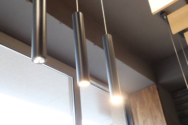 Şık silindirik kolye ışıkları modern bir iç mekan, ev veya kafein ayarları için mükemmel