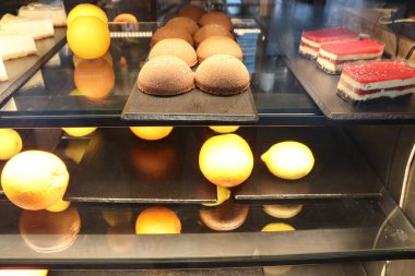 Pastanenin vitrininde nefis ve cezbedici hamur işleri ve taze meyveler.