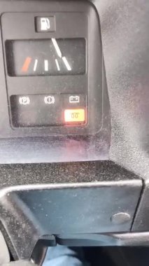 Bu resim yakıt ve pil seviyeleri için uyarı ışıkları da dahil olmak üzere çeşitli araç göstergeleri gösterir