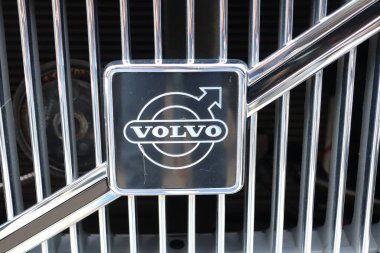 09.3.2025 Moldova Bir otomobil ızgarasında ikonik Volvo logosu, kaliteyi ve mirası sembolize eden klasik bir tasarım sergiliyor