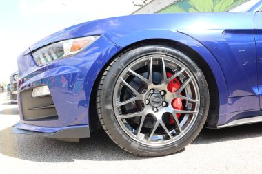 09.3.2025 Moldova Bu çarpan mavi bir spor arabanın yakın görüntüsü, modern alaşım tekerlekleriyle birlikte parlak tasarımını vurguluyor.