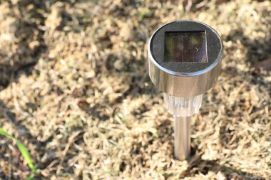 Güneş bahçesi ışığının kapanışı kuru otları aydınlatıyor, geceleri dış mekanları güzelleştiriyor.