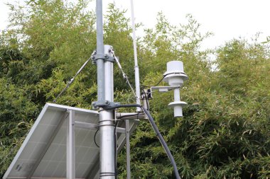 Kapsamlı çevresel veri toplama için yenilikçi sensörlerle donatılmış gelişmiş bir hava istasyonu.