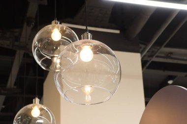 Şık cam kolye ışıkları, modern yaşam alanlarını etkin bir şekilde geliştirerek sıcak aydınlatmaya davet ediyor.