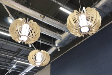 Bu göz alıcı kolye ışıkları modern mekanlar için mükemmel olan eşsiz ve şık bir tasarıma sahiptir.