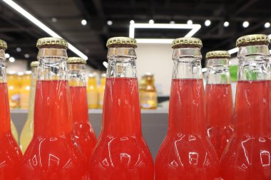 Parlak kırmızı soda şişeleri gerçekten canlı bir görüntü yaratıyor. Bu da yaz havası ve ferahlatıcı anlar için mükemmel.