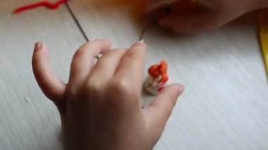 Renkli kil işleriyle uğraşırken eğlenceli ve yaratıcı anların tadını çıkarmak hayal gücünü körüklüyor.