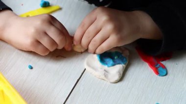 Çocuklar eğlenirken yaratıcı bir şekilde hayal güçlerini ifade etmek için canlı ve renkli modelleme kiriyle meşgul olurlar.