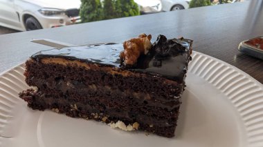 Gevrek fındıklı, parlak ve tatlı aşıkları için dayanılmaz olan bu zengin çikolatalı pastanın tadını çıkarın.