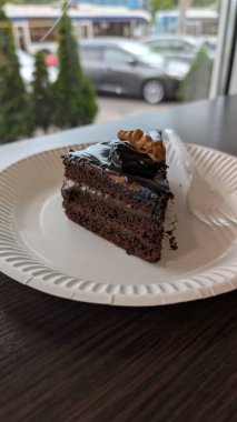 Bu bozuk çikolatalı pastanın tadına varın, zengin tabakalar ve nefis bir jöle