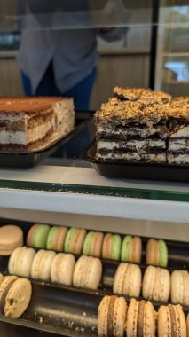 Pasta ve badem kurabiyesi de dahil olmak üzere çeşitli lezzetli tatlıların davetkar, güzel bir şekilde düzenlenmiş bir gösterisi.