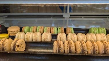 Değişik tatlarda güzel ve renkli bir badem kurabiyesi gösterisi yaşayın. Tatlıları sevenler için mükemmel.