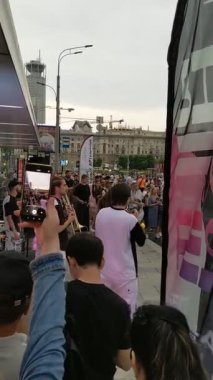 19.07.2025 MoscowA canlı sokak performansı enerji ve heyecan dolu şehir kültürünün özünü yakalıyor..
