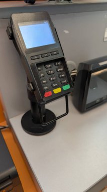 Modern ödeme terminali tam donanımlıdır ve hareketli bir perakende ortamında işlemler için hazırdır