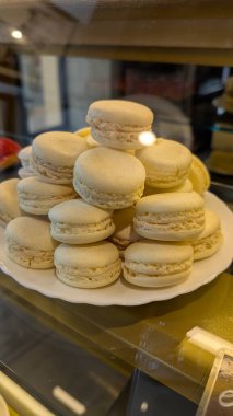 Tatlı aşıkları ve pasta meraklıları için ideal, bir tabakta sunulmuş güzel bir makaron düzeni..