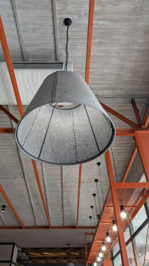 Kolye, modern bir ortamda zarif bir şekilde asılı, farklı ve yaratıcı bir endüstriyel tasarım sergiliyor.