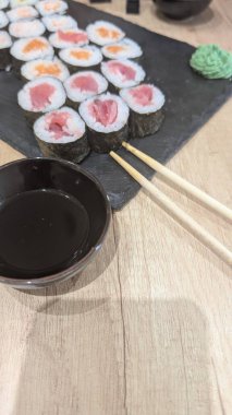 Hassas tatları ve canlı renkleri olan görsel olarak çekici bir suşi çeşidi, aşçılık meraklıları için mükemmel..