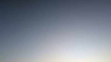 Güzel, sakin bir akşam gökyüzü, mavinin renklerini yumuşak ışıkla birleştirmek, sakin ve huzurlu temalar için ideal.