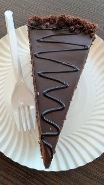 Güzelce serpiştirilmiş çikolatalı pastanın içine iyice dalın.