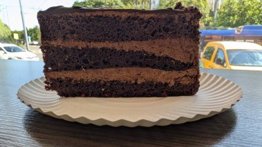 Bu zengin çikolata katmanlı pastanın tadını çıkarın, tüm tatlı meraklıları için mükemmel.