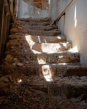 Düşük Açı Bakışları 'nın Renkli Görüntüsü Terk Edilmiş ve Harap olmuş Halı Merdivenleri Yanan Tavandan Parlayan Sıcak Güneş Işıkları