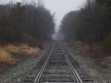Yağmurlu bir günde tren rayları