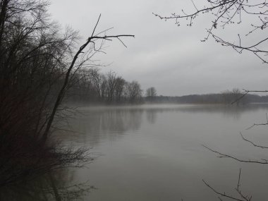 Gölde sisli mistik kasvetli bir gün