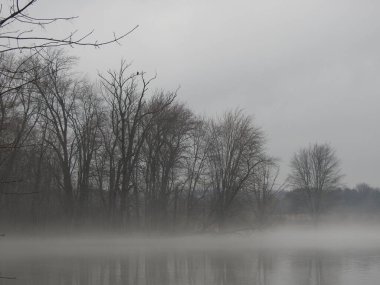 Gölde sisli, yağmurlu, kasvetli bir gün.