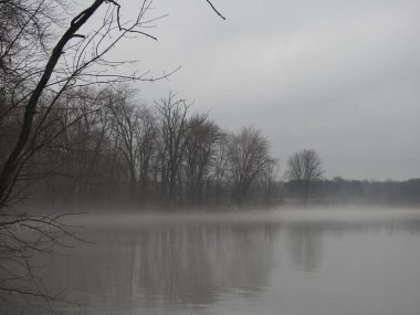 Gölde sisli, yağmurlu, kasvetli bir gün.