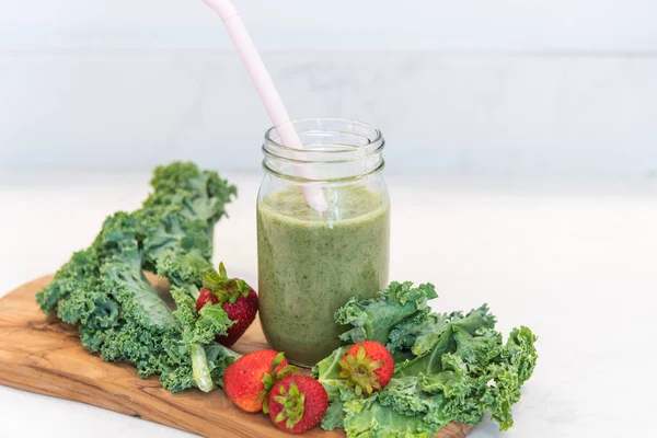 Healthy Green Smoothie Ingredients Wooden Board Fresh Kale Leaves Strawberries — Stock Photo, Image