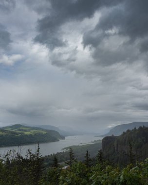 Dağlardaki inanılmaz nehir manzarası dramatik bulutlarla