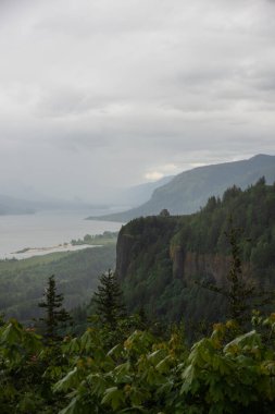 Dağlardaki inanılmaz nehir manzarası dramatik bulutlarla