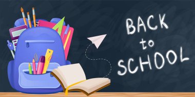 Okula geri dön. Sırt çantasında karatahtaya karşı malzeme kırtasiyesi olan kitap ve okul çantası.