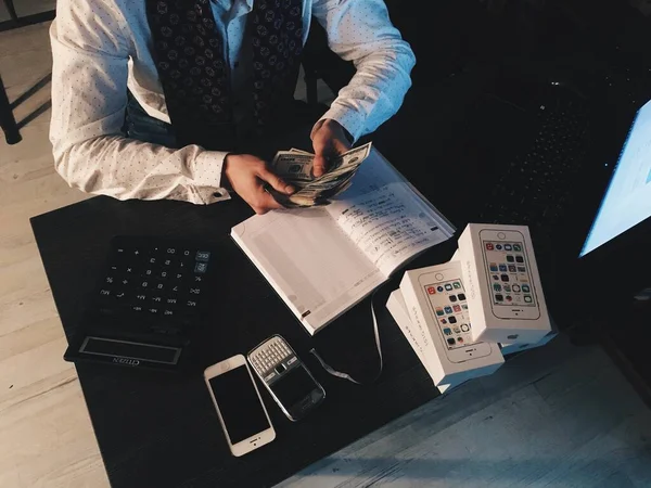 Homem Negócios Trabalhando Telefone Celular Laptop — Fotografia de Stock