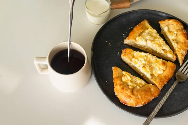 Geleneksel Gürcü mutfağı. Mozzarella peynirli açık turta. Peynirli Ajara Khachapuri.