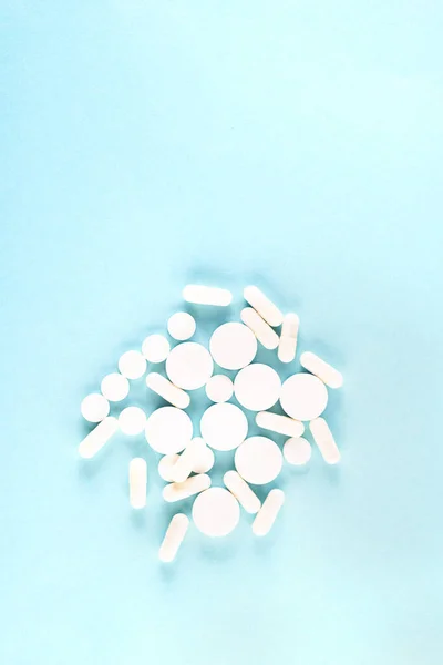 Много Различных Белых Таблеток Синем Фоне Ассорти Лекарственные Таблетки Лекарства — стоковое фото
