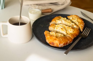 Geleneksel Gürcü mutfağı. Mozzarella peynirli açık turta. Peynirli Ajara Khachapuri.