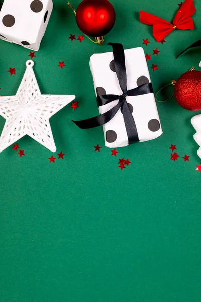 クリスマスホワイトギフトボックス 緑の背景に赤と白のバブル あなたの挨拶のテキストのためのスペースが付いているクリスマスの背景の概念 — ストック写真