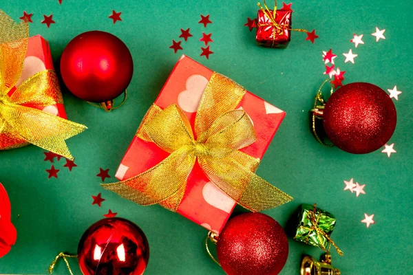 スタイリッシュな赤と黄金のクリスマスバブル 緑の背景に赤いギフトボックス メリークリスマスグリーティングカード テンプレート — ストック写真