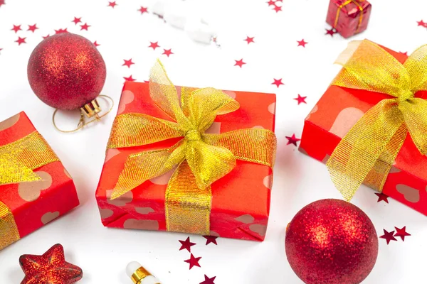 クリスマスの背景 お祝いのメッセージのための部屋が付いている白い背景の赤いペーパー 赤および金のクリスマスの問題で包まれる休日のギフト用の箱 — ストック写真