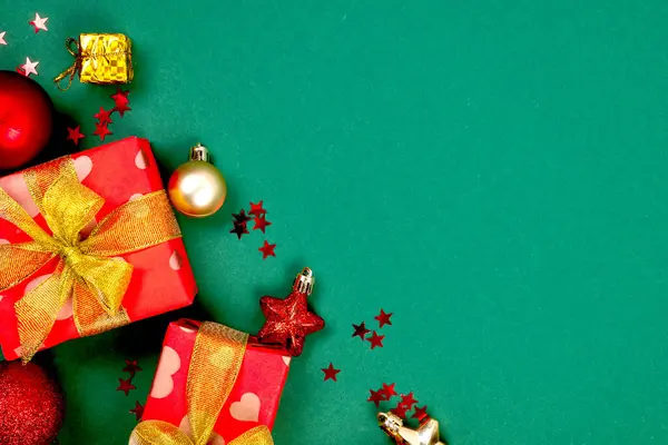 スタイリッシュな赤と黄金のクリスマスバブル 緑の背景に赤いギフトボックス メリークリスマスグリーティングカード テンプレート — ストック写真