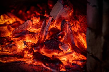 Şöminede yanan kömürlerin alevi. Fırından gelen ısı. Yüksek kalite fotoğraf