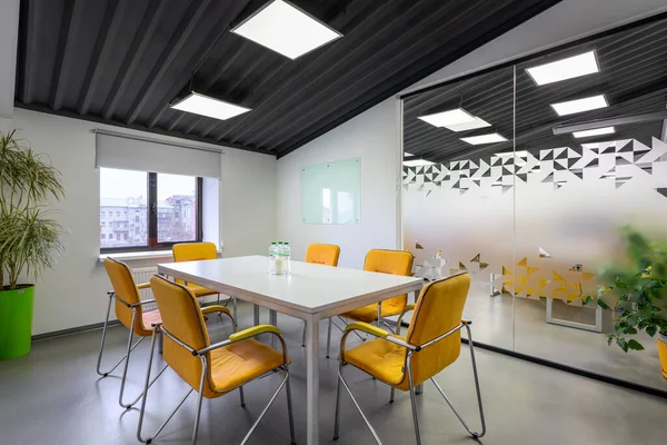 Konferenzraum Seinem Büro Hochwertiges Foto Leerer Arbeitsplatz Für Brainstorming — Stockfoto