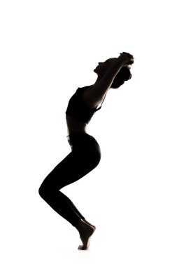 Bir kadın yoga yapıyor ya da beyaz bir arkaplan önünde dans ediyor. Yüksek kalite fotoğraf