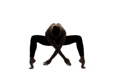 Kollarını beyaz bir arka plana uzatmış yoga pozu veren bir kadın. Yüksek kalite fotoğraf