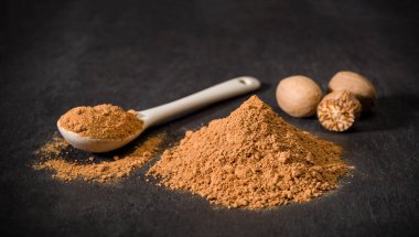 Nutmeg baharat tozu. Kaşık ve bir avuç doğranmış hindistan cevizi. Kaçık. Tarifler için baharatlar. Yer baharatı. Yüksek kalite fotoğraf