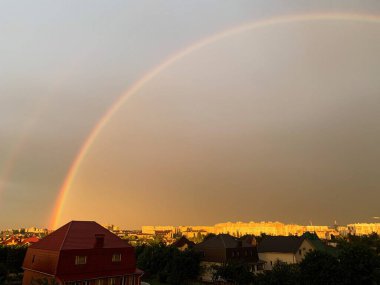 Gökkuşağı sabah bulutlarla