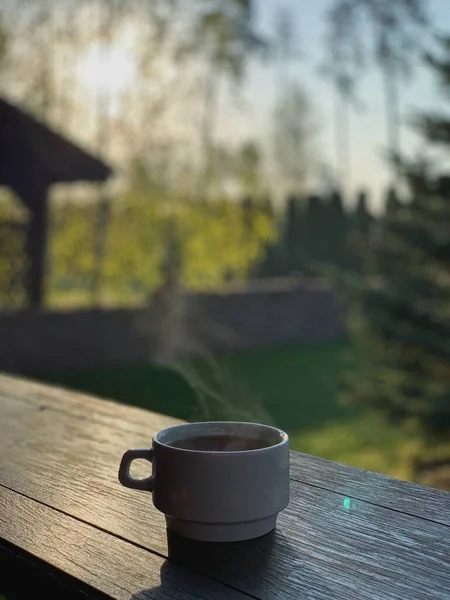 Tasse Avec Une Table Bois Sur Terrasse Avec Une Fenêtre — Photo